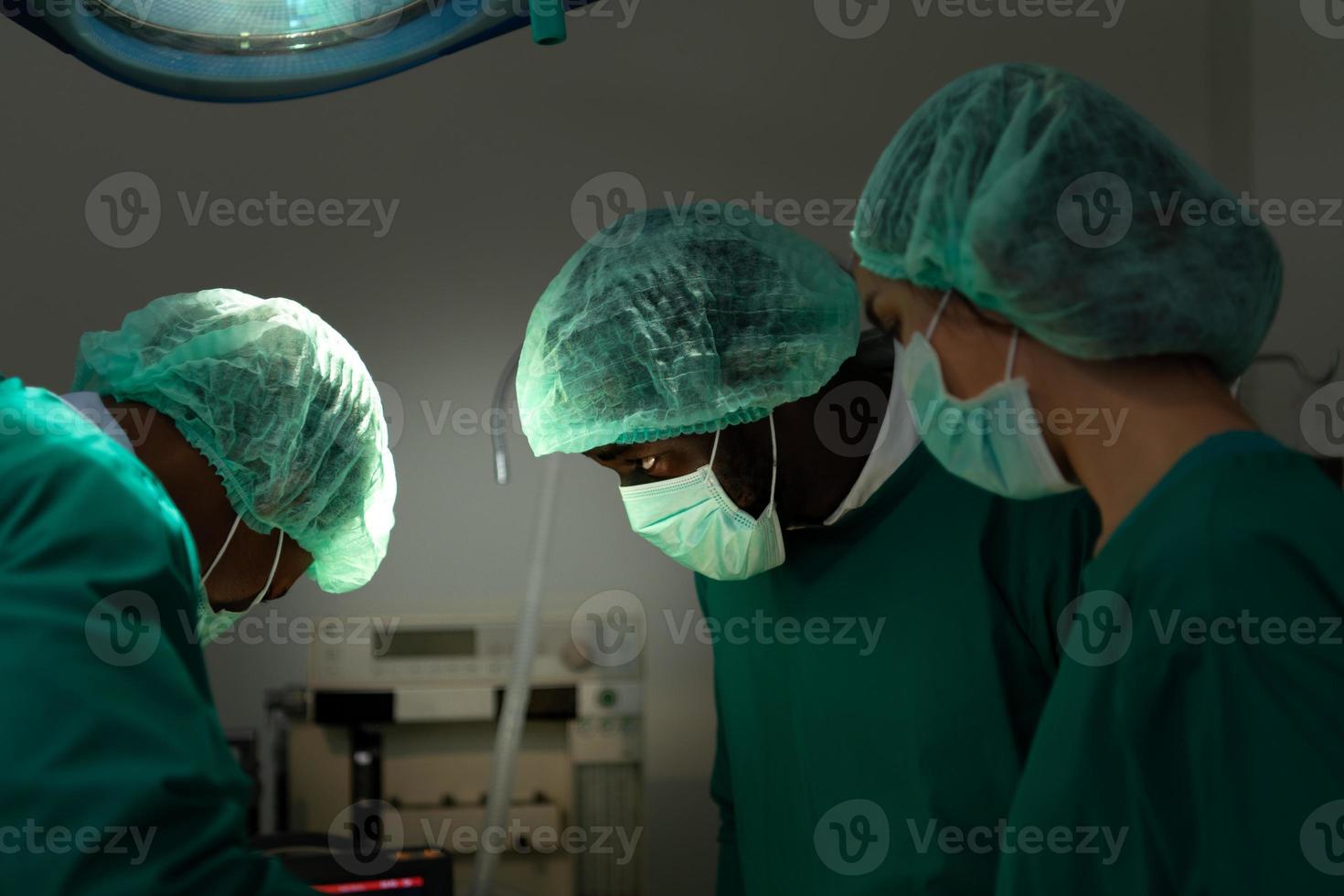 Professor für Medizin in Kardiologie und ein Team von Ärzten im Operationssaal, der sich einer Herztransplantation unterzieht foto
