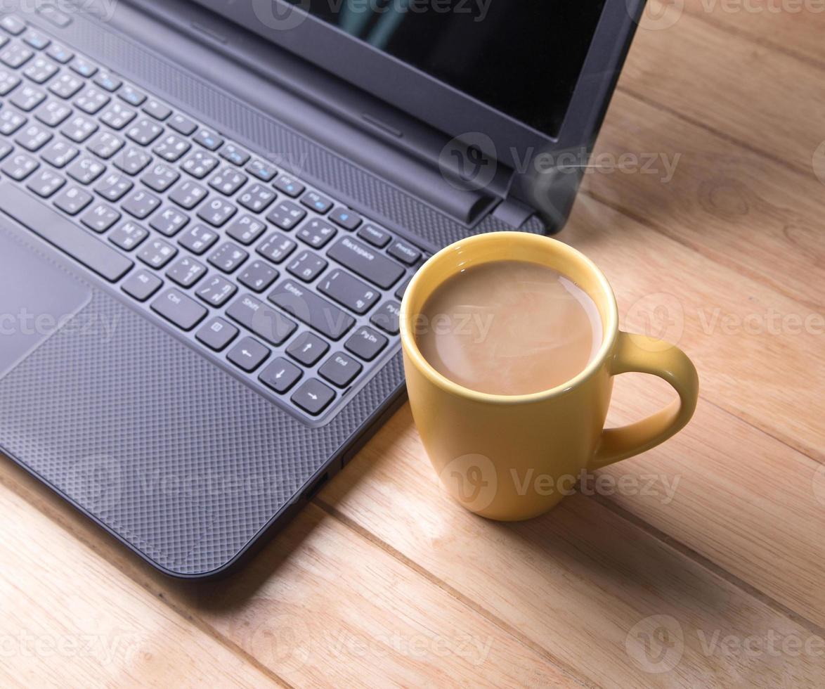 Kaffeetasse mit dem Computer. foto