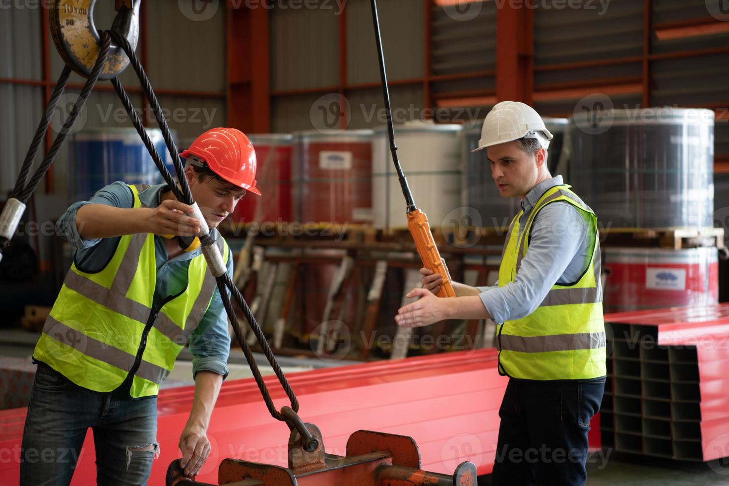 Zwei junge Ingenieure testen und überprüfen den Betrieb des Halbportalkrans foto