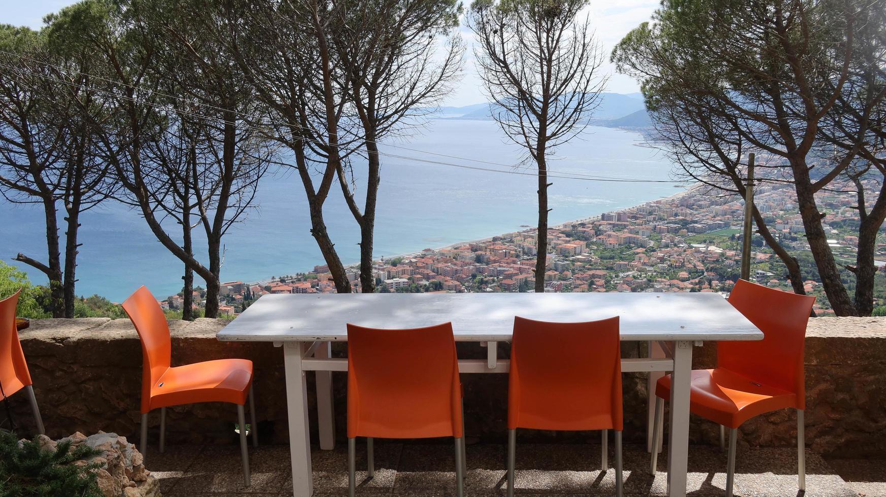 Tische eines Restaurants in einem Garten mit herrlichem Meerblick, im Hinterland Westliguriens in Borgio Verezzi foto