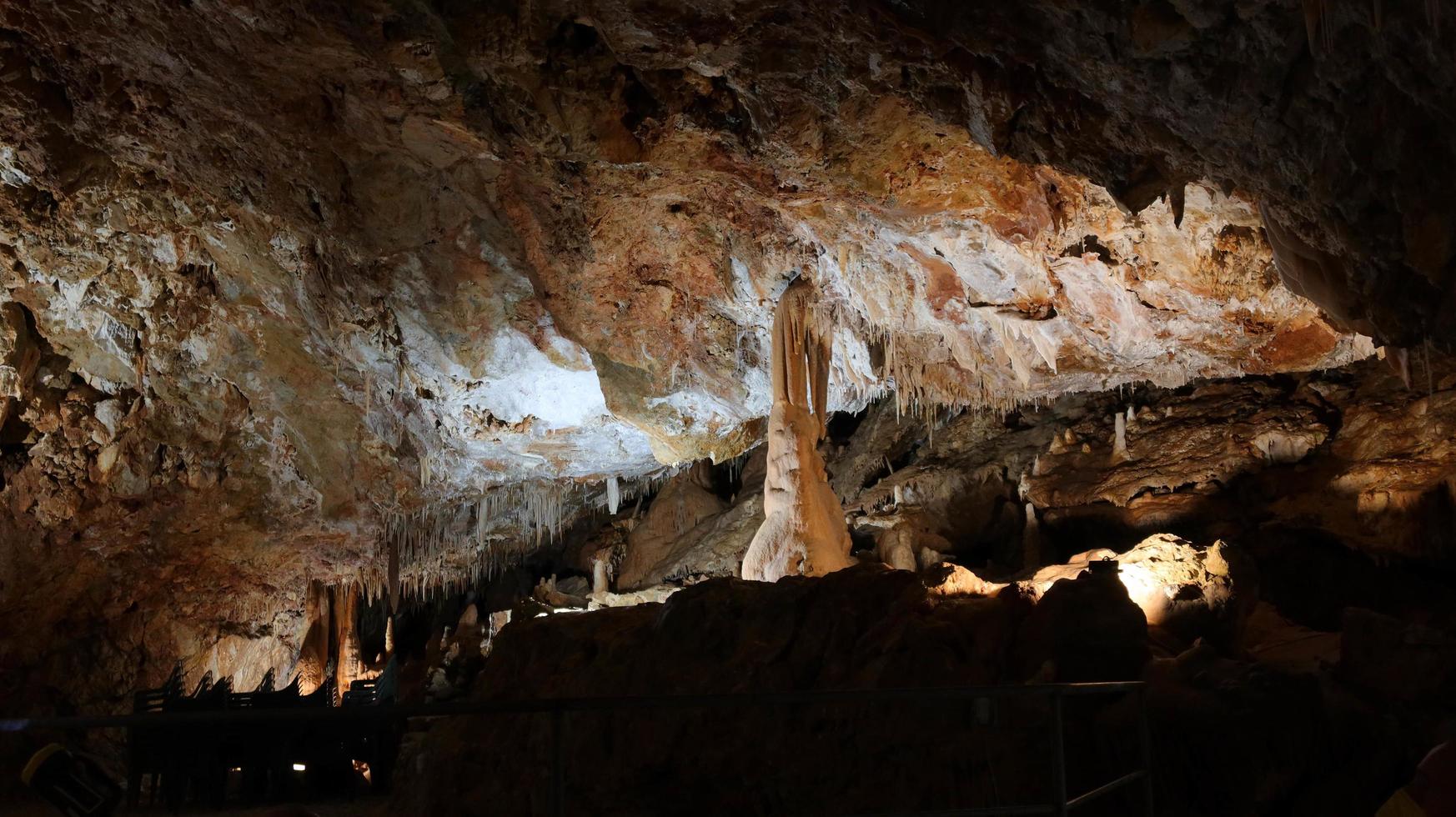 die höhlen von borgio verezzi mit ihren stalaktiten und stalagmiten und ihrer jahrtausendealten geschichte im herzen des westlichen liguriens in der provinz savona foto