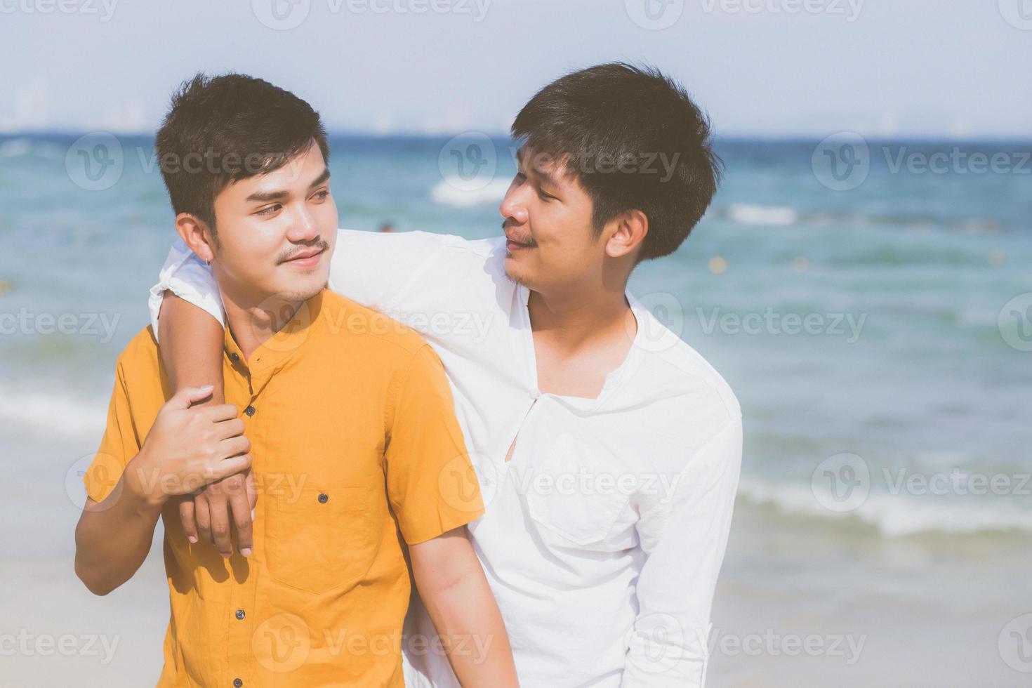 homosexuelles porträt junges asiatisches paar, das im sommer zusammen am strand steht, asien homosexueller tourismus für die freizeit und entspannen sie sich mit romantisch und glück im urlaub auf meer, lgbt-konzept. foto