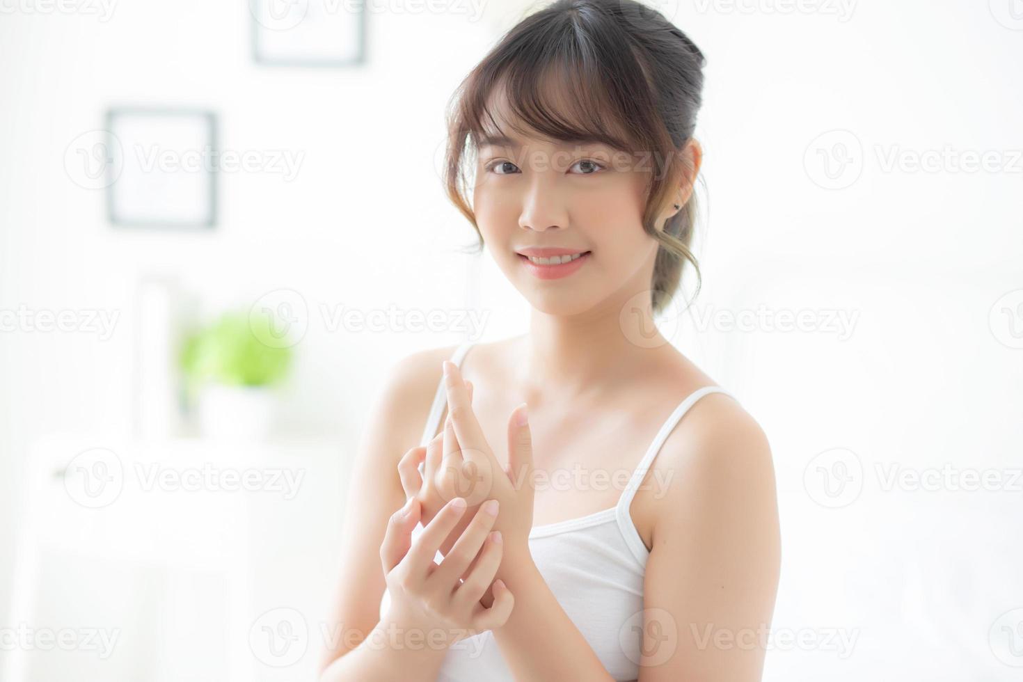 schöne asiatische frau, die creme und behandlung für hautpflege aufträgt, asiatisches mädchen mit lotion spa und feuchtigkeitsspendend für gesundheit und wellness körperteil, lifestyle und schönheitskosmetikkonzept. foto