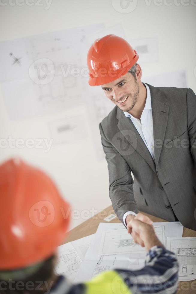 Handshake während eines Meetings über Build-Projekt foto