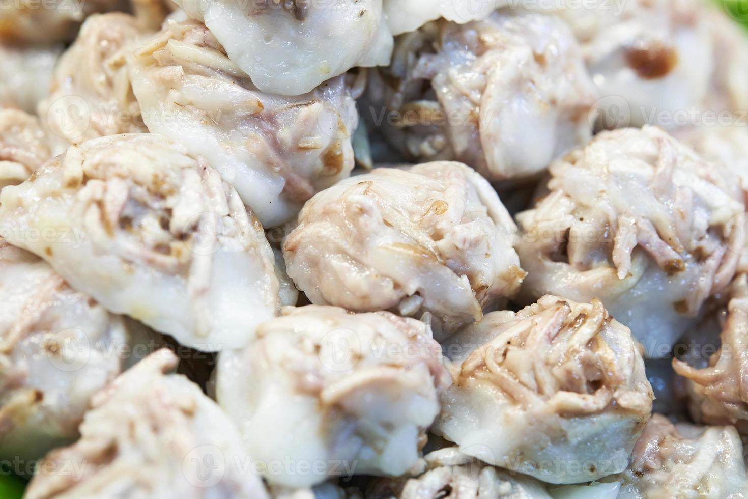 Nahaufnahme von gedämpftem Knödel gefüllt mit Knoblauch-Schnittlauch, Taro, Yamswurzel und Bambus thailändischer Straßenlebensmittelmarkt foto