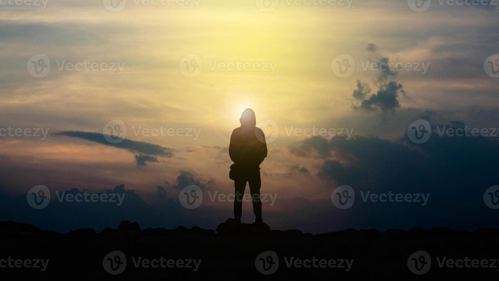 Silhouette von Liebeskerl und -mädchen gegen Sonnenuntergang foto