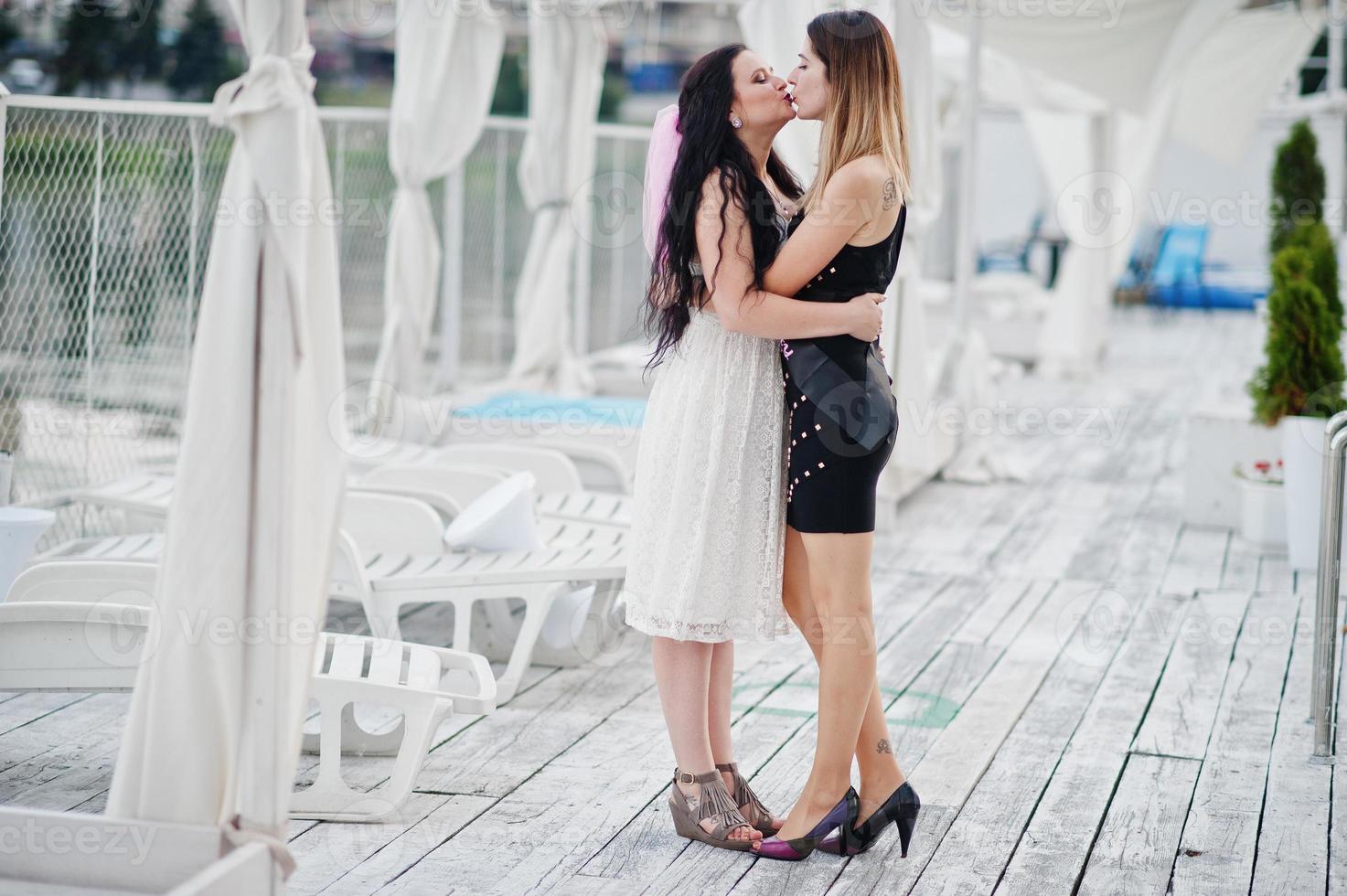 Zwei Mädchen posierten beim Junggesellinnenabschied am Pier des Strandes. foto