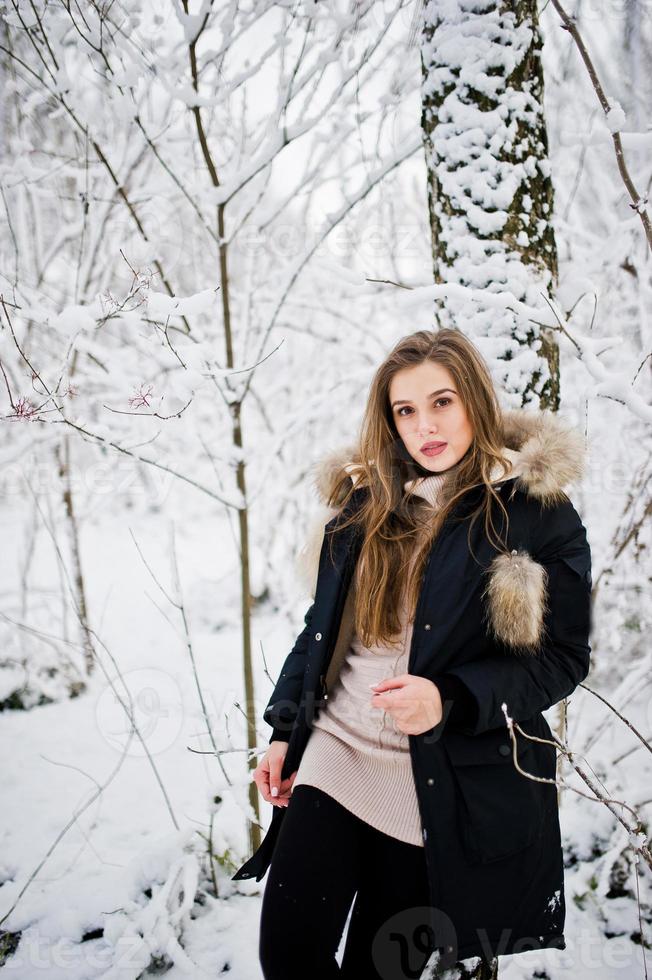 schönes brünettes Mädchen in warmer Winterkleidung. Modell auf Winterjacke. foto