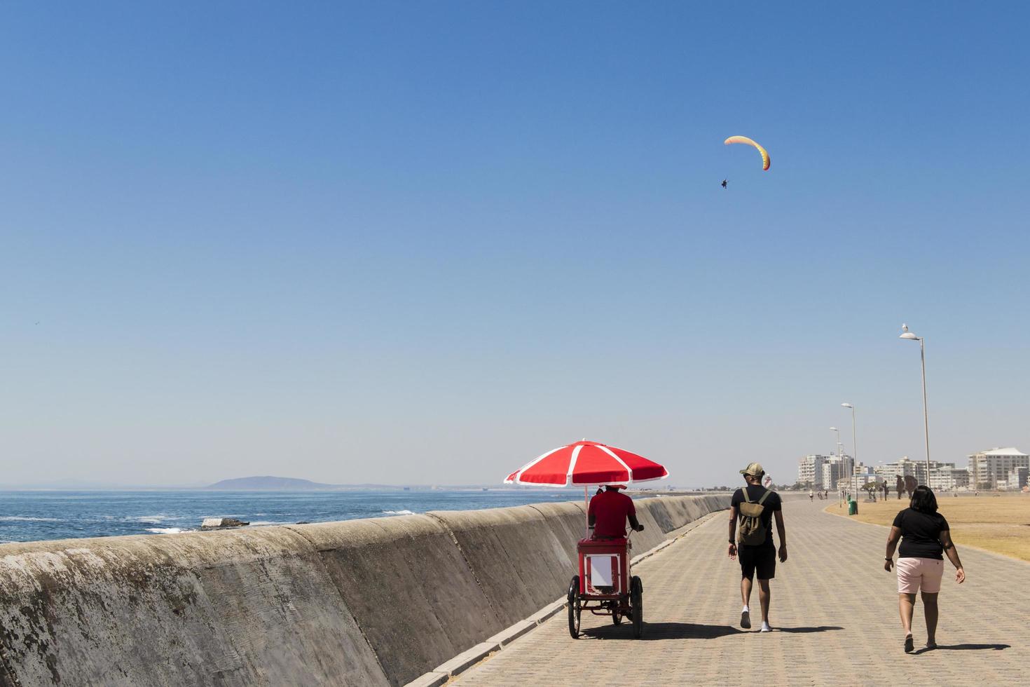 kapstadt westkap südafrika 2018 eisverkäufer sea point promenade kapstadt, südafrika. foto