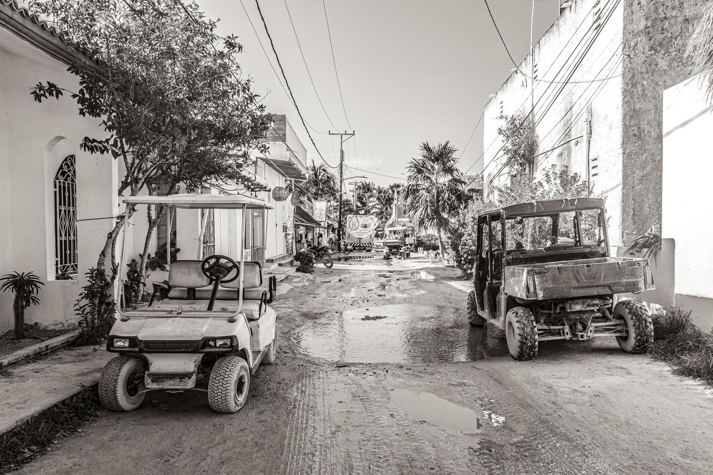 holbox quintana roo mexico 2021 golfwagen buggy autos karren schlammiges straßendorf holbox mexiko. foto