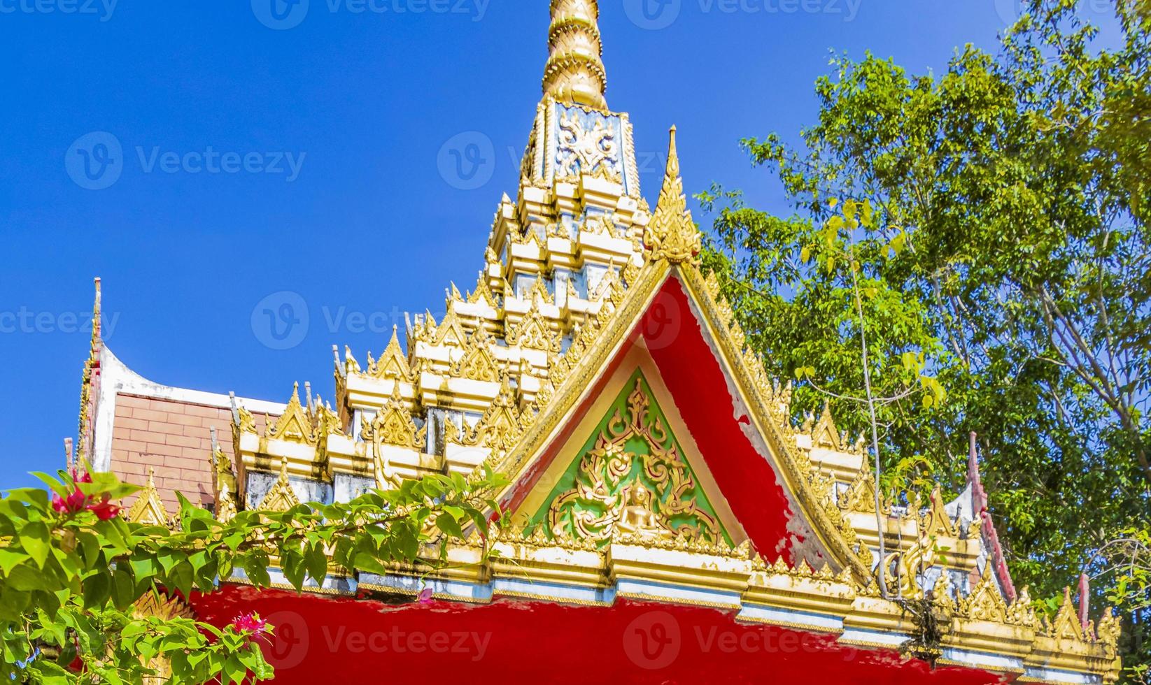 schöne bunte architektur des wat mongkol wararam tempels phuket thailand. foto