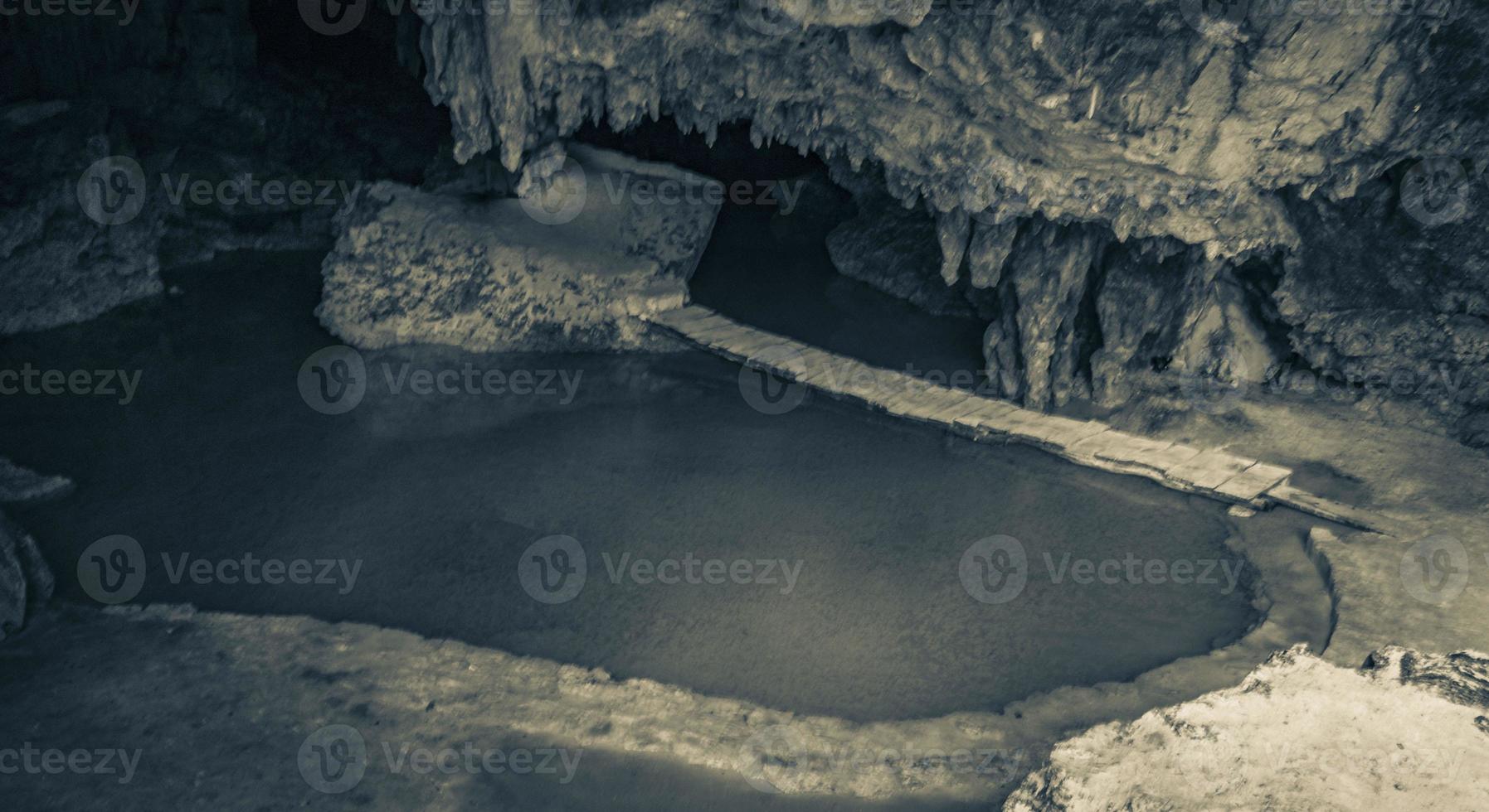 erstaunliches blaues türkisfarbenes wasser und kalksteinhöhlensenkloch cenote mexiko. foto