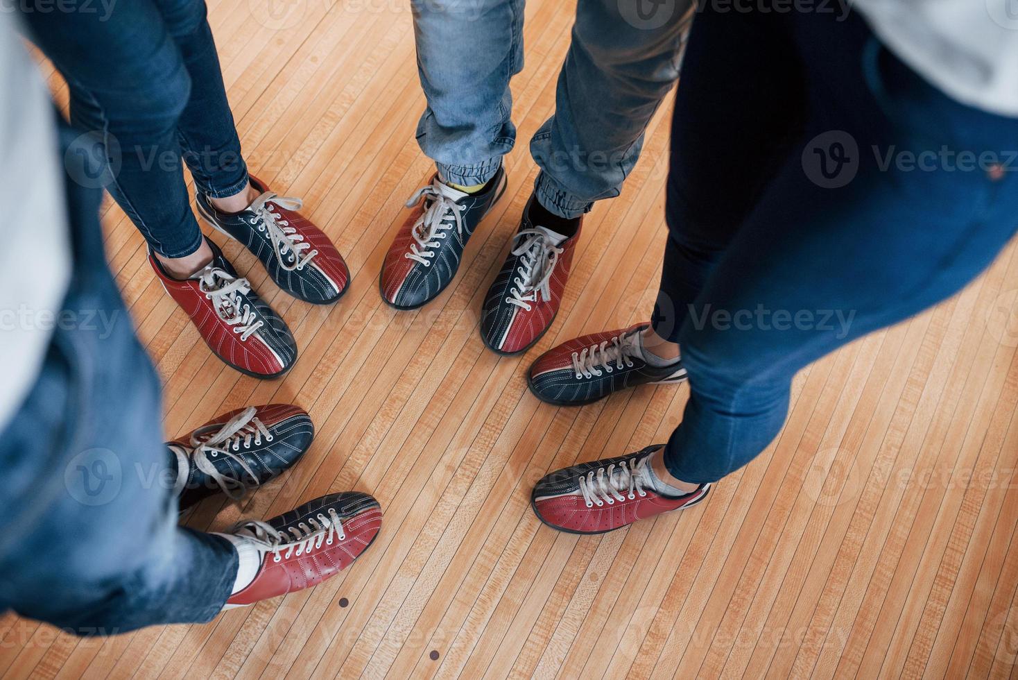 Beschnittene Ansicht von Leuten im Bowlingclub, die bereit sind, Spaß zu haben foto