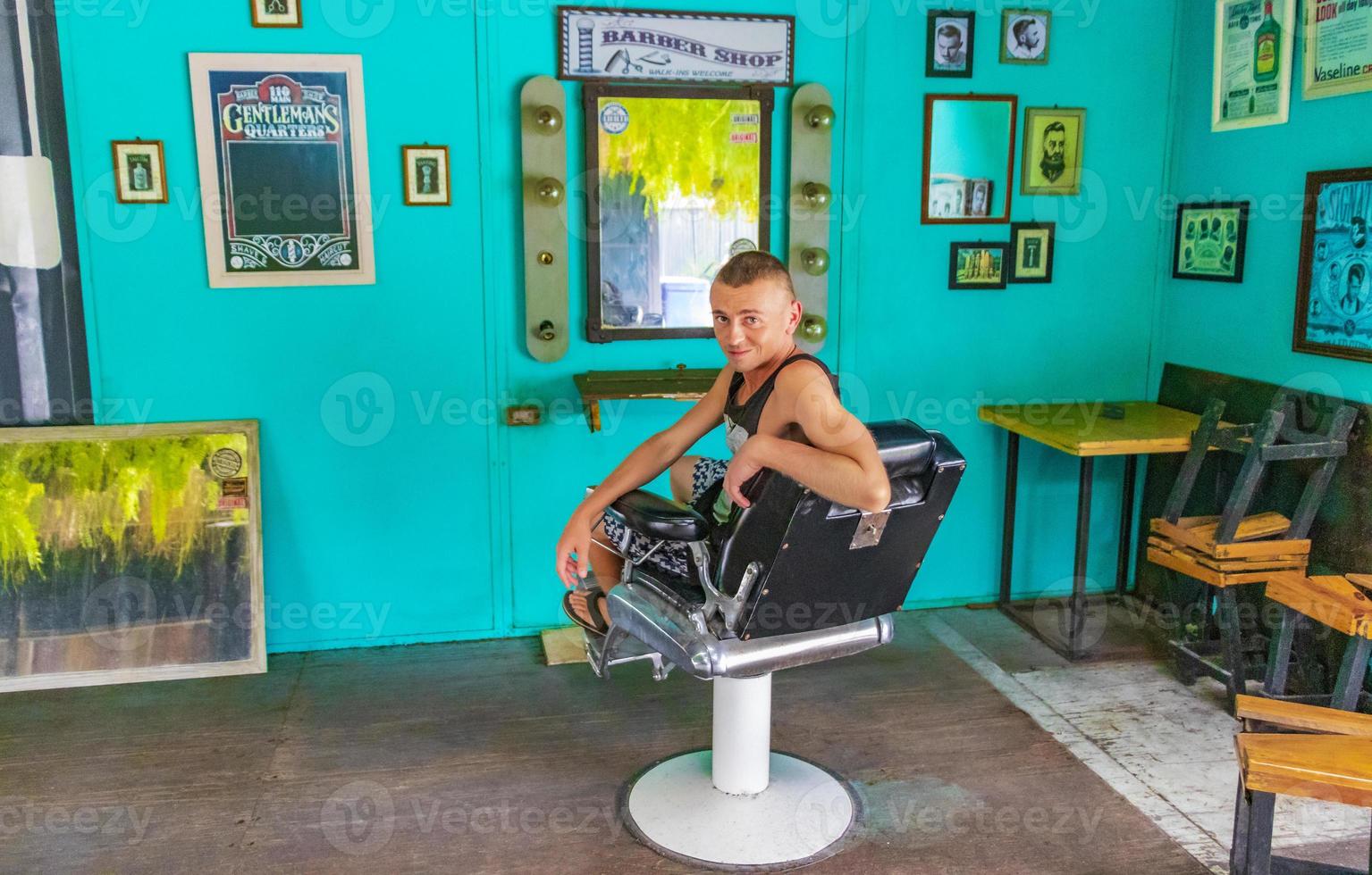 tourist im leeren friseursalon friseursalon innen bangkok thailand. foto