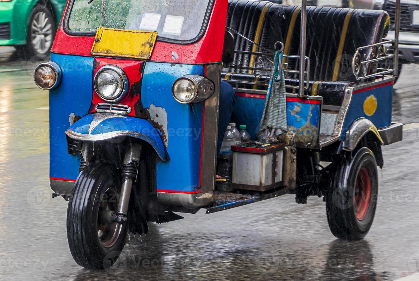 typisches buntes tuk tuk in bangkok thailand. foto