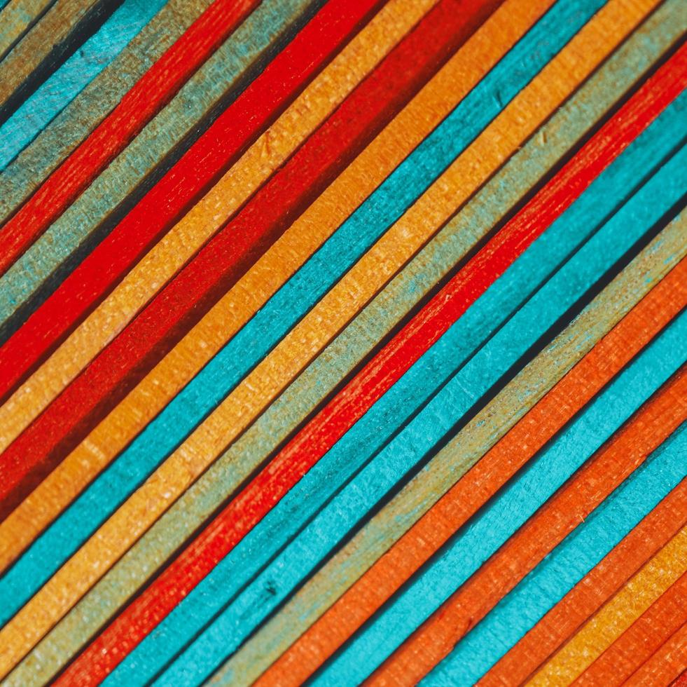 farbige Holzstäbchen strukturierter Hintergrund foto