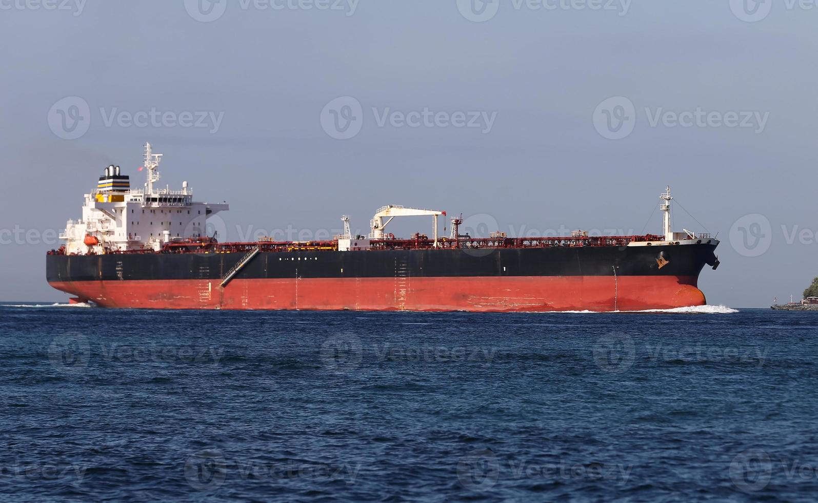 Frachtschiff im Meer foto