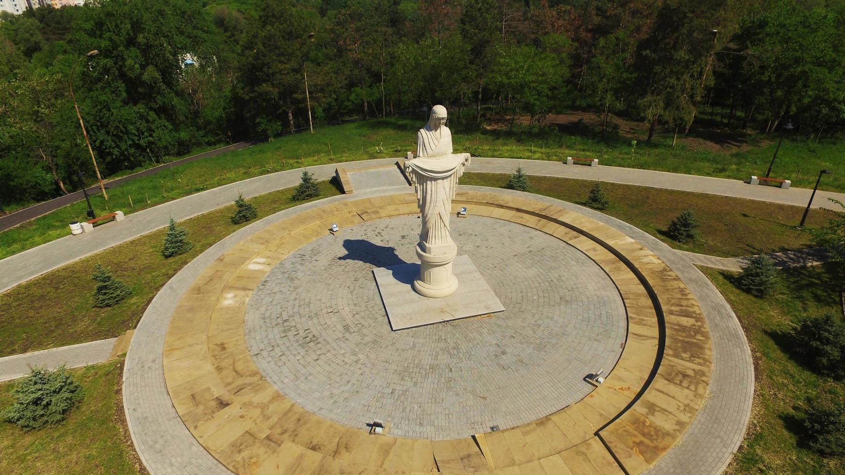 chisinau, moldawien - 22. mai 2022 - panoramablick auf die statue der heiligen maria von jesus christus im park valea trandafirilo foto