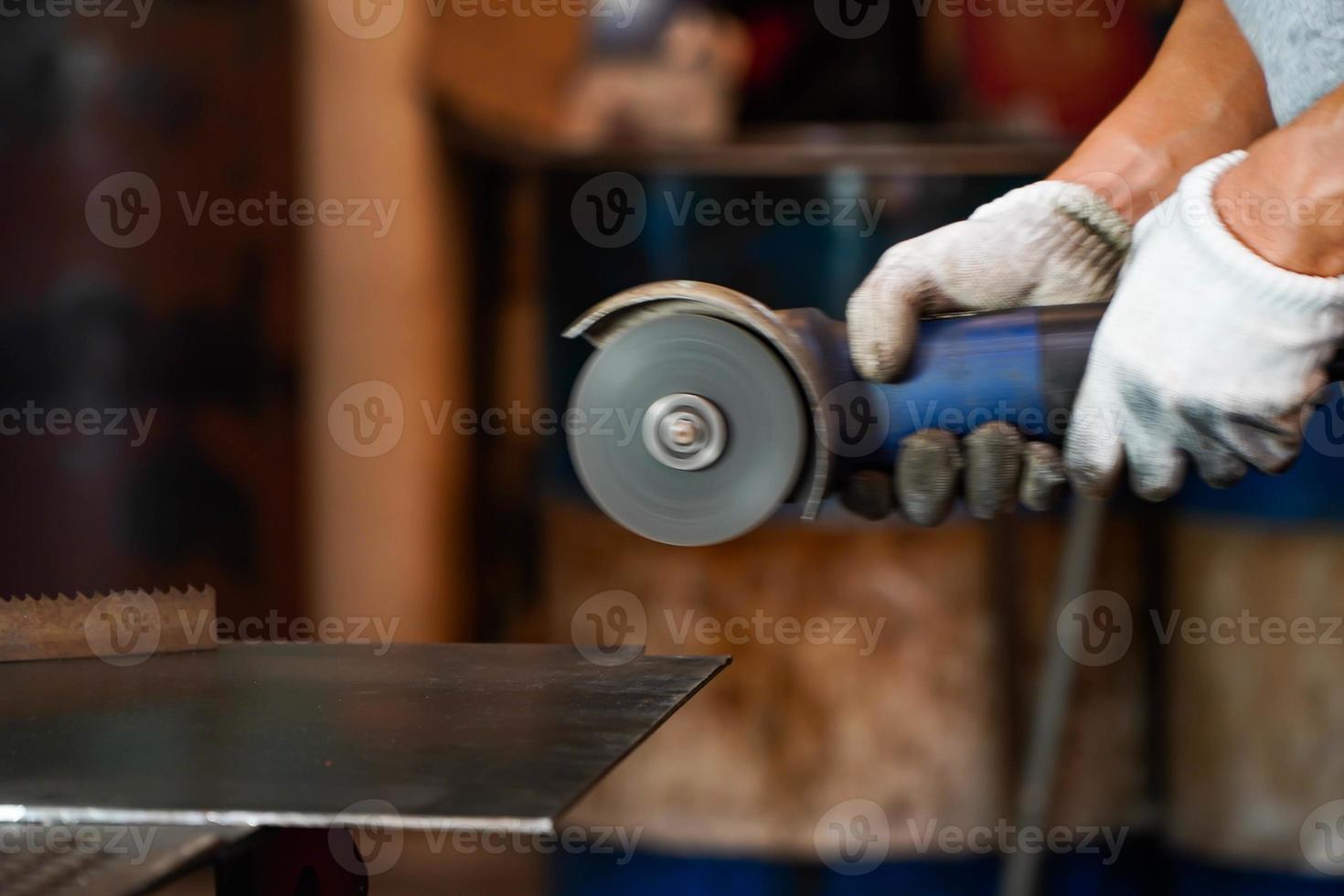 Elektrische Eisenschleifmaschine in der Fabrik Funken von Schleifscheiben foto