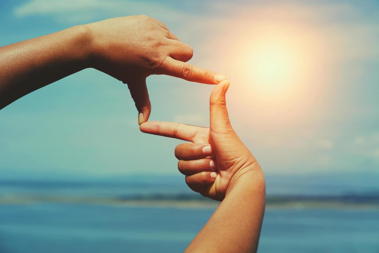 leute machen hand rahmen suchen fernsicht sonnenaufgang. Unternehmenskonzept foto