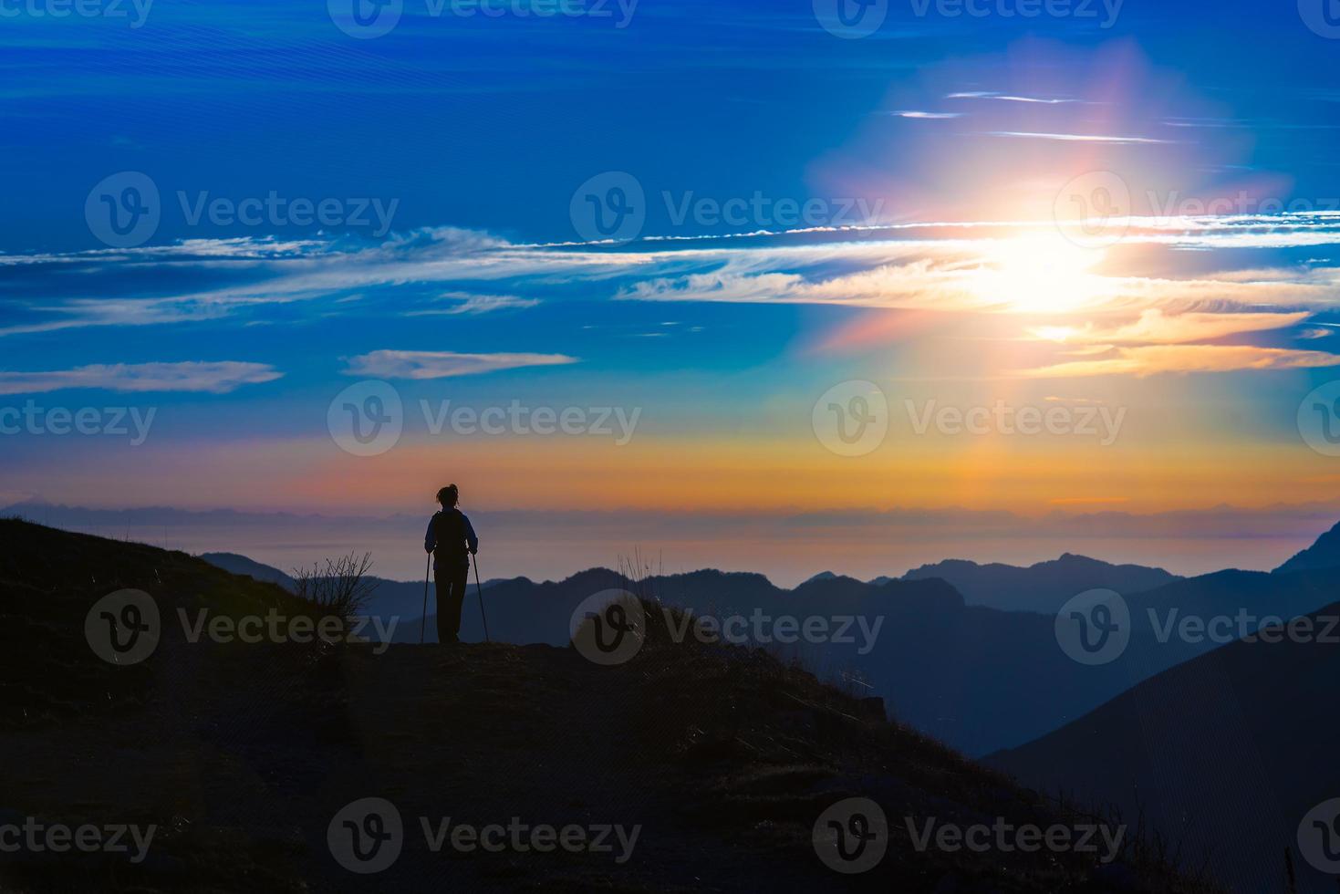 Trekking in der Silhouette foto