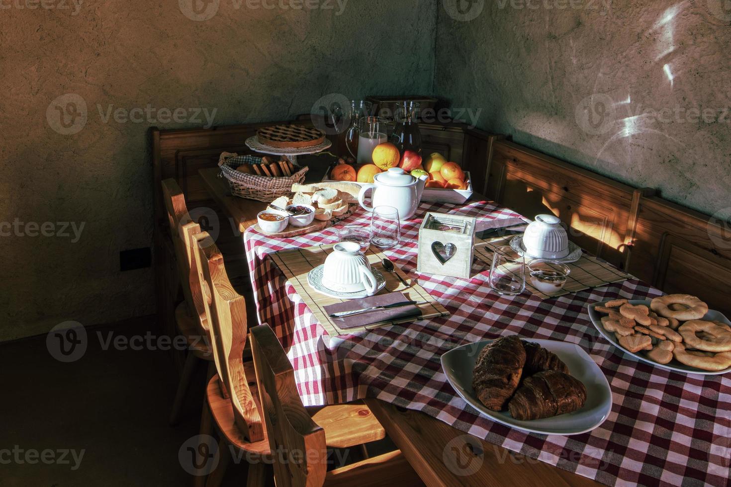 ländliches Bauernhaus mit Frühstückstisch foto