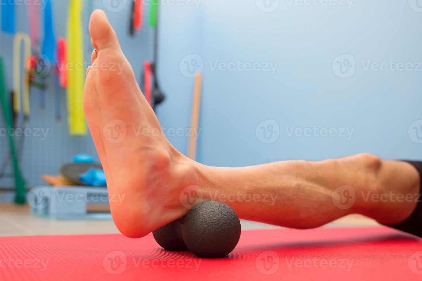 Wadenbehandlung mit Schaumstoffrollen in der Physiotherapiestudie foto