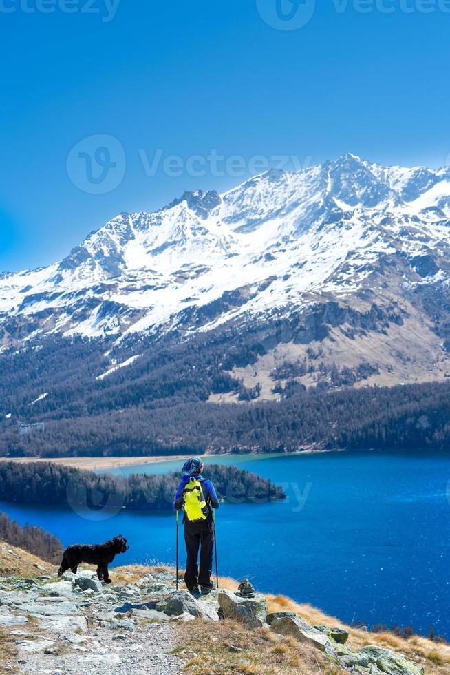 Mädchen im Wanderberg mit ihrem treuen Hund foto