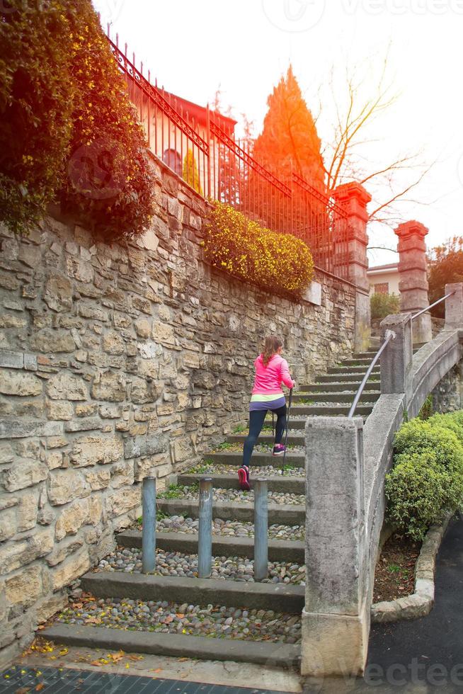 Nordic Walking auf einer Treppe in der Stadt foto