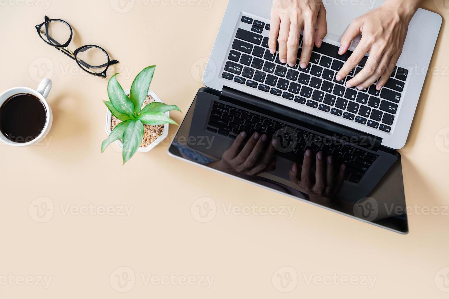 hand mit laptop auf business schreibtisch büro mit kopierraum, draufsicht foto