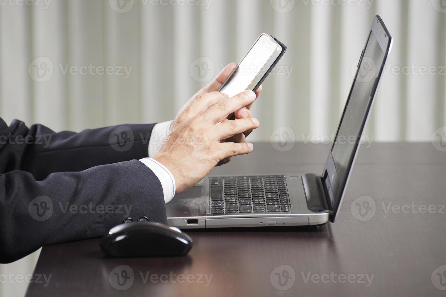 Geschäftsmann mit Smartphone im Büro foto