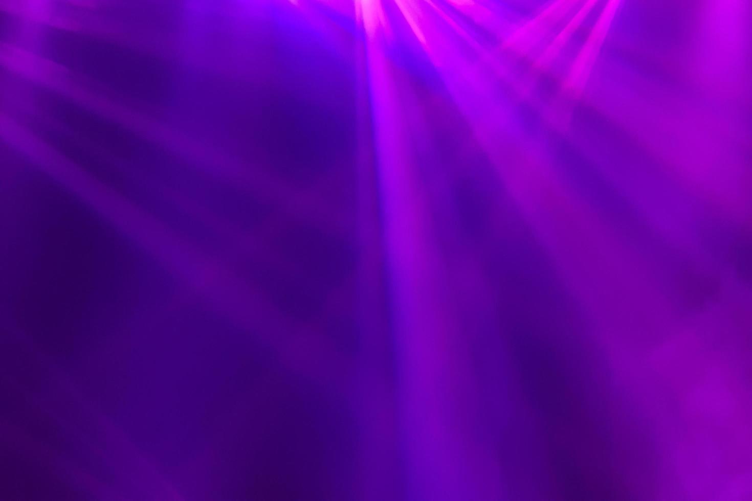 violette abstrakte Bühnenlichter und Nebel foto
