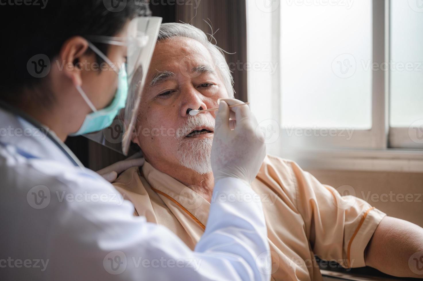 ältere ältere patientenbesuche arzt für gesundheitsuntersuchung im krankenhaus, krankenversicherung medizinisches versorgungskonzept, alter mann, der krankheit hat und medikamente hilft, unterstützung durch krankenschwester in der klinik foto