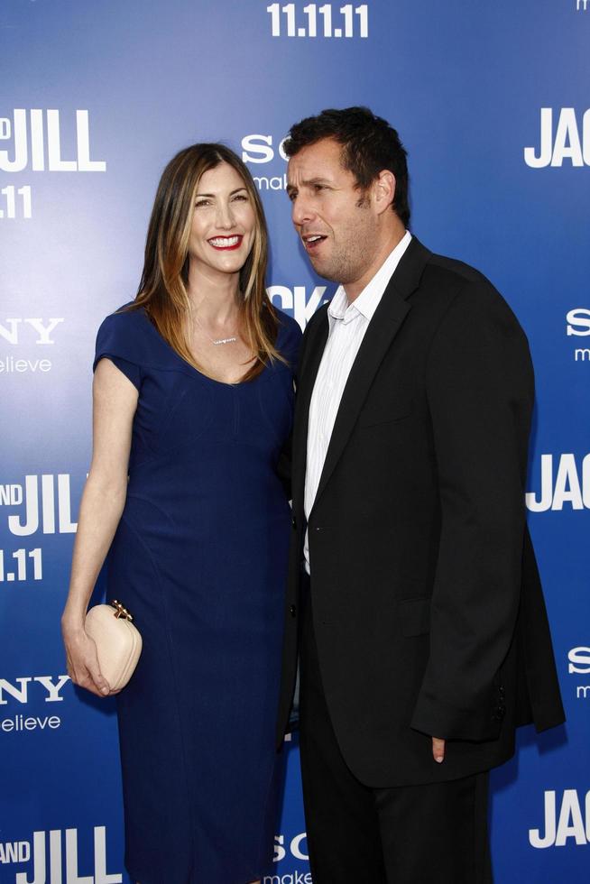 los angeles, 6. nov - adam sandler bei der jack and jill premiere im village theater am 6. november 2011 in westwood, ca foto