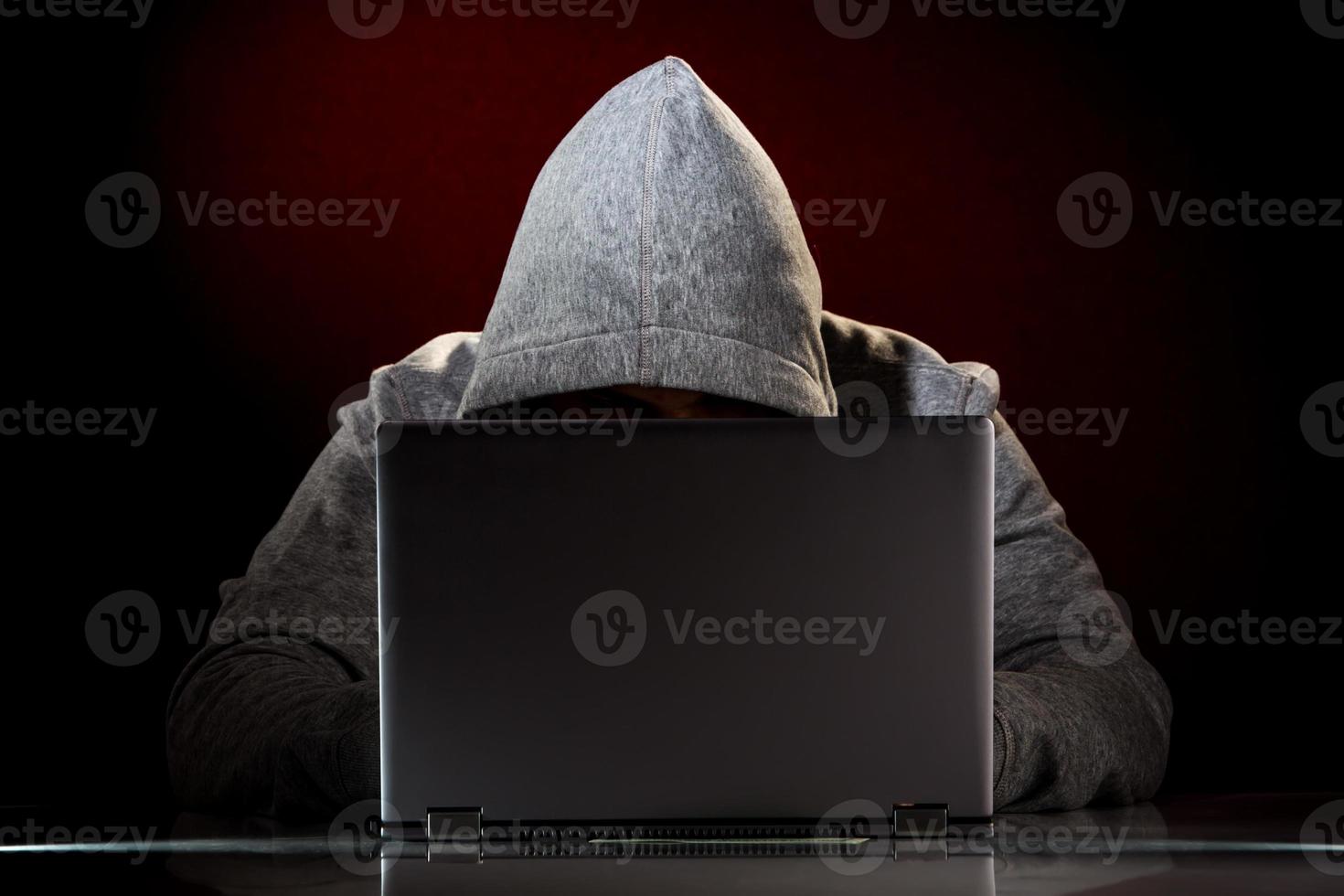 Hacker mit Laptop foto