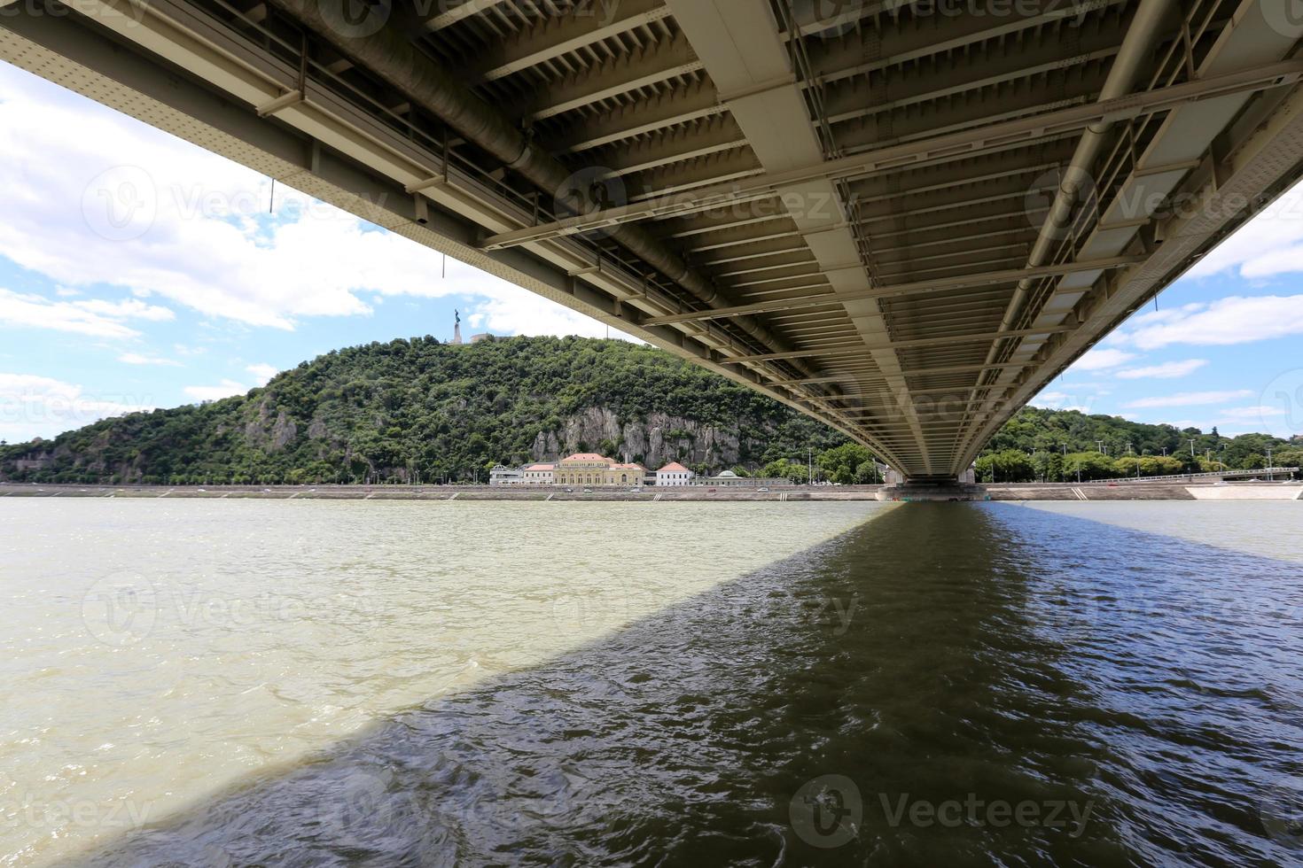 Brücke - architektonische Strukturen zum Überqueren einer Wasserbarriere. foto