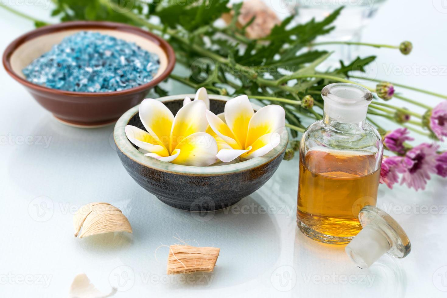 Spa-Konzept mit schwimmenden Blumen, ätherischem Öl und Salz foto