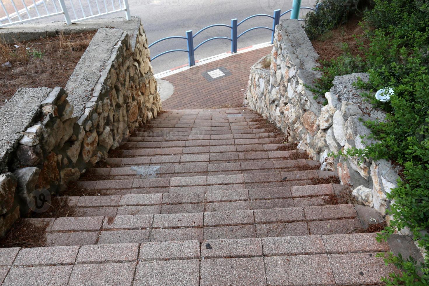Eine Treppe ist eine Struktur in Form einer Reihe von Stufen für den Auf- und Abstieg. foto
