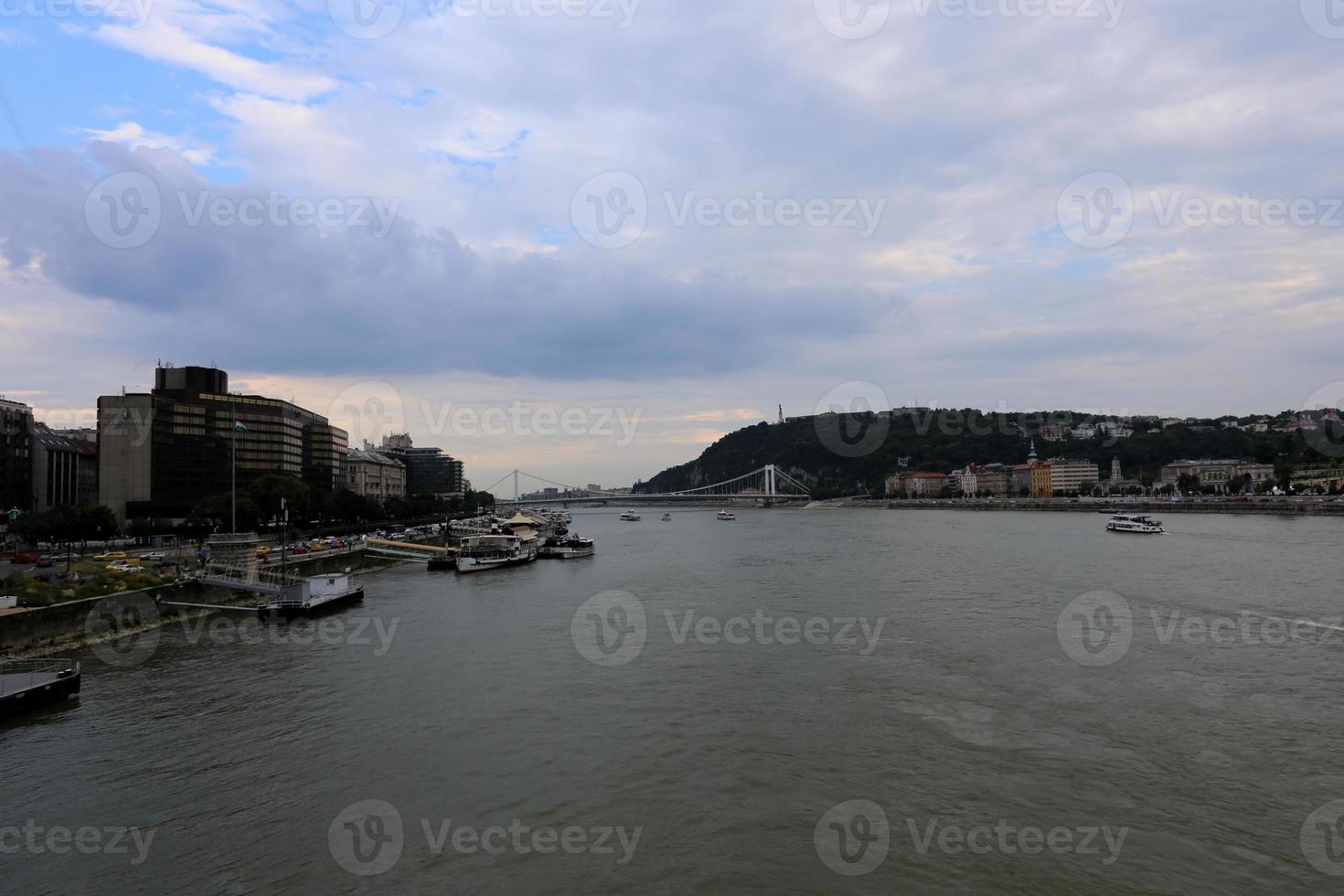 budapest hauptstadt von ungarn bei sonnenuntergang foto