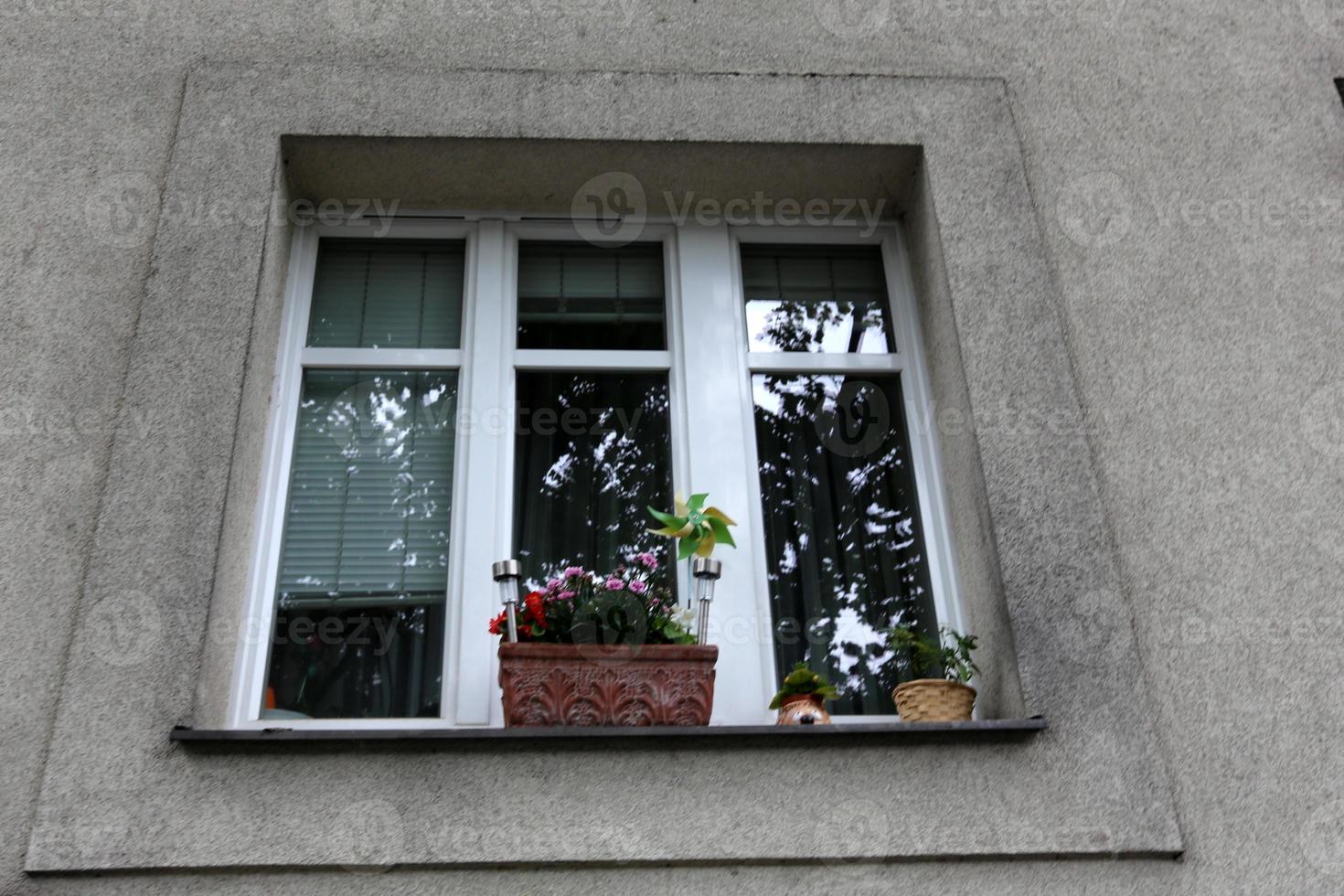 kleines Fenster in der Großstadt foto