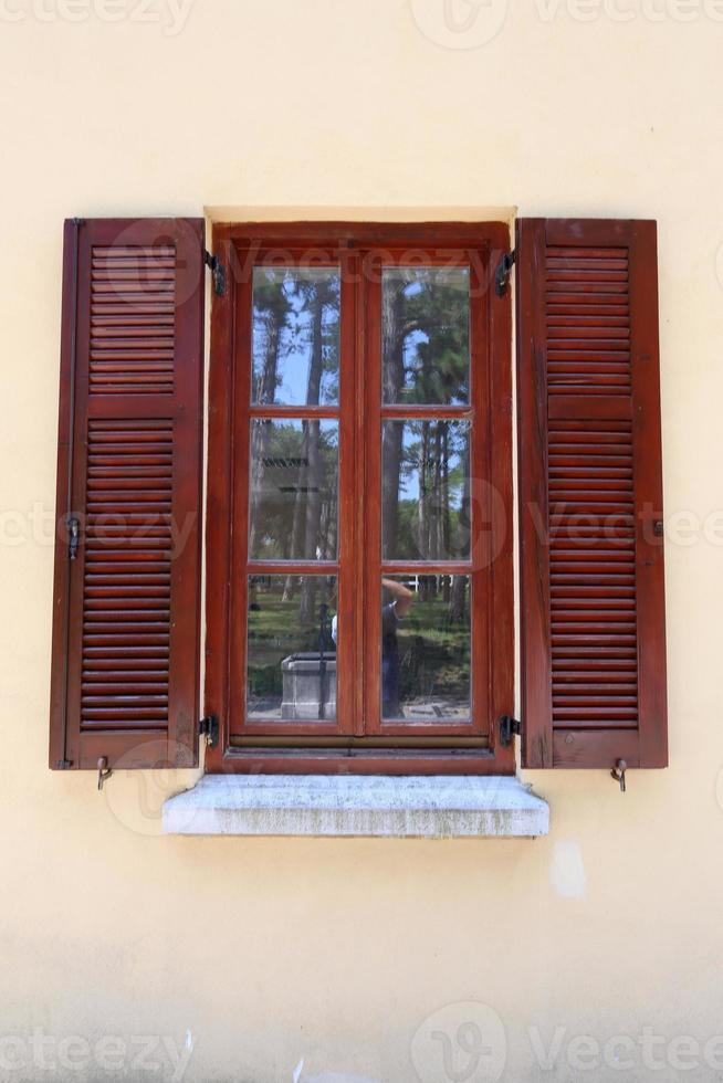 kleines Fenster in der Großstadt foto