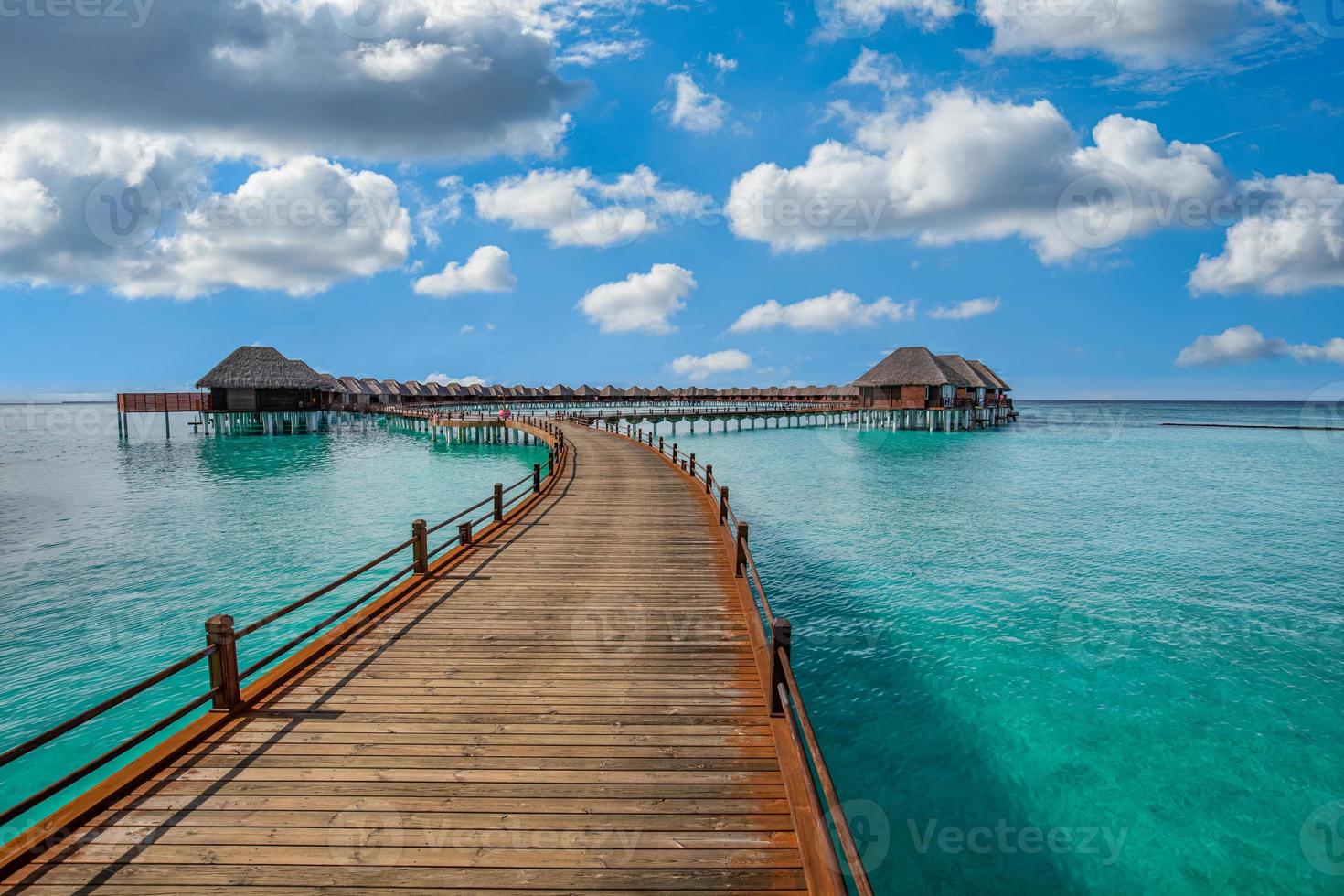 luftaufnahme der malediveninsel, des luxuriösen wasservillenresorts und des holzstegs. schöner himmel und ozeanlagune strandhintergrund. Sommerferien Urlaub und Reisekonzept. paradies luftlandschaft pano foto