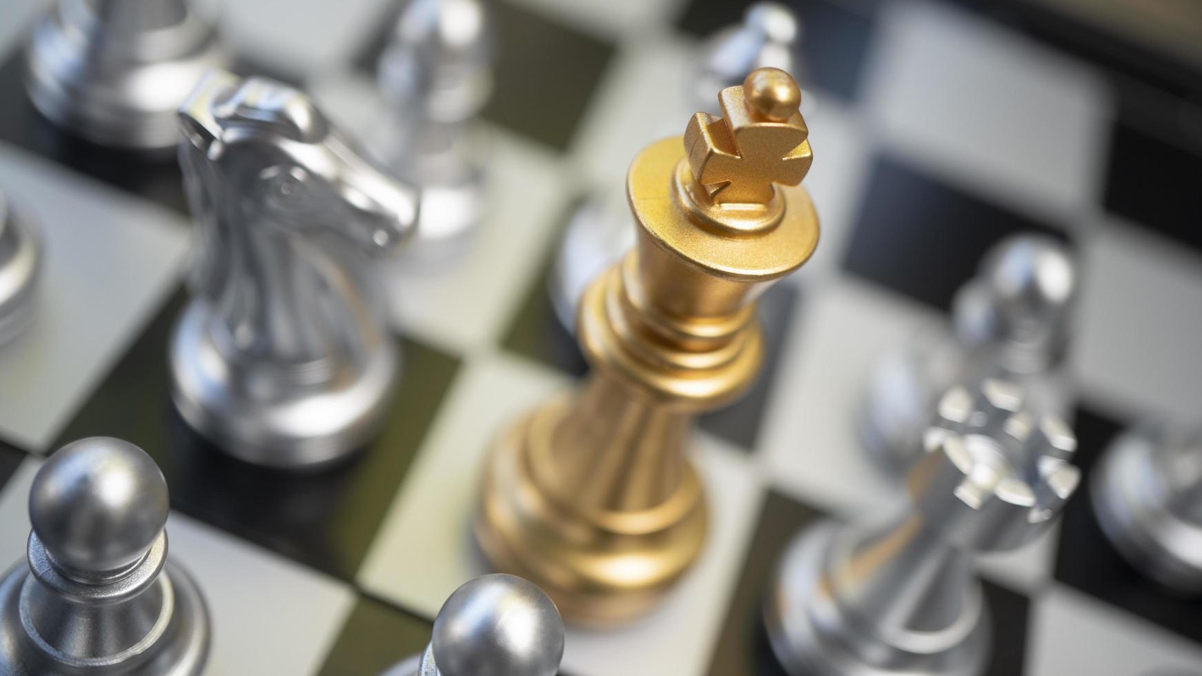 Goldener Anführer auf dem Schachbrett-Team-Power-Symbol foto