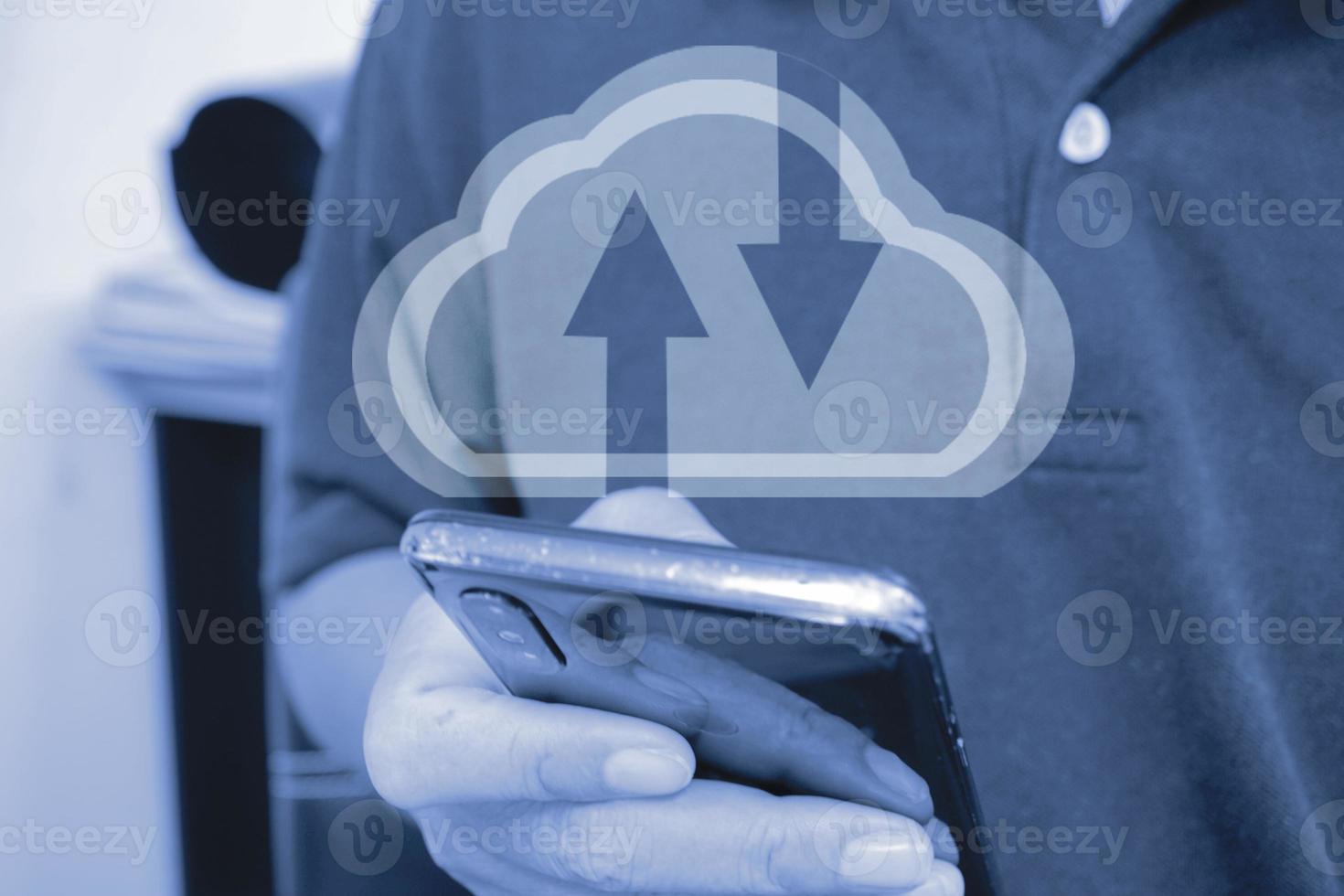 Laden Sie Daten über das Handy und laden Sie Dateien in den Cloud-Speicher hoch. foto