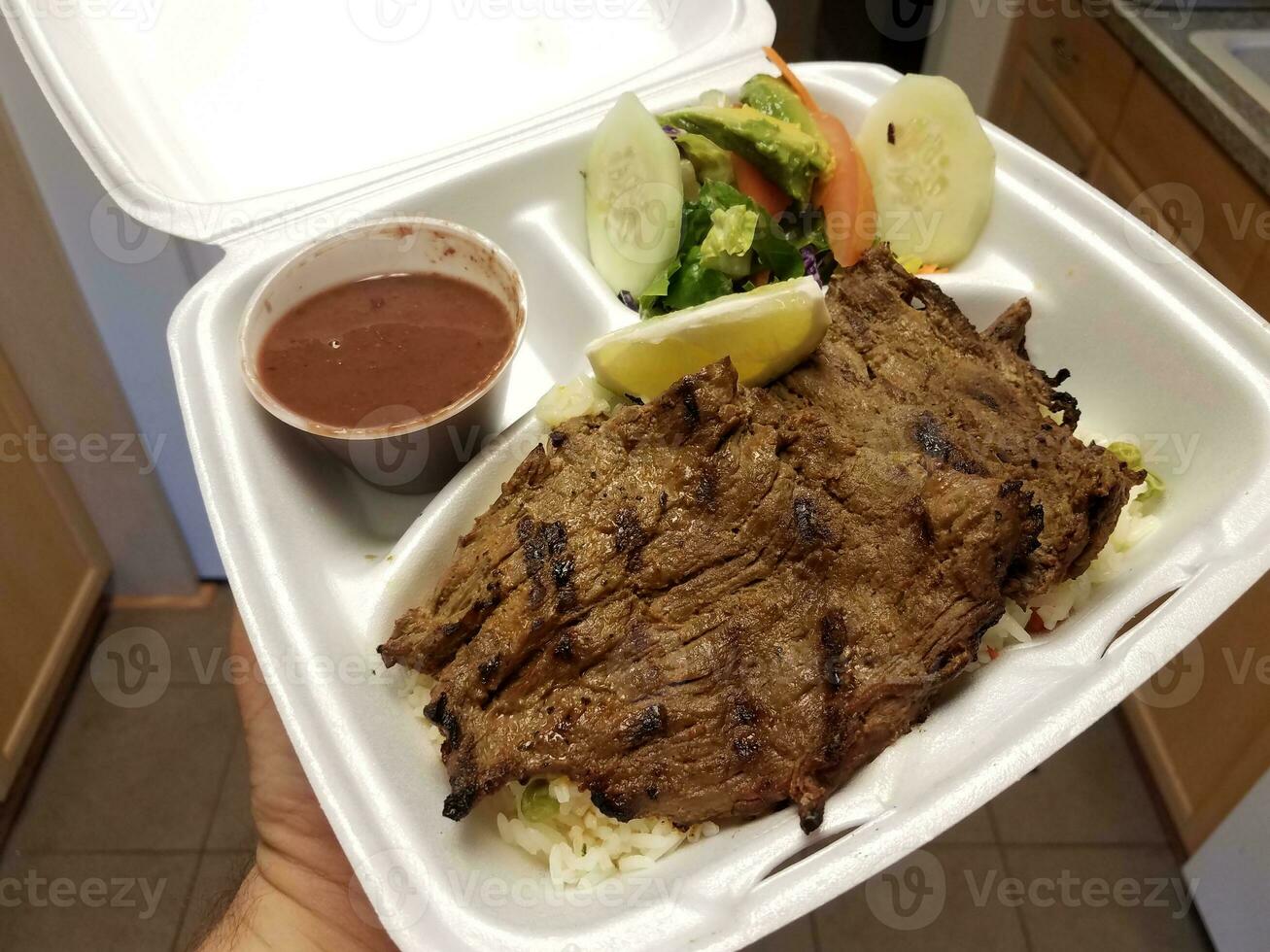 Rindersteak mit Gemüse im Container zum Mitnehmen in der Küche foto