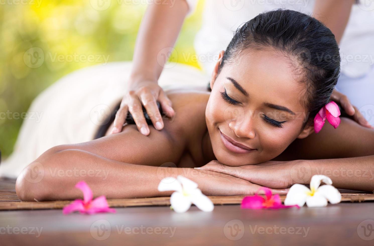 junge Frau bekommt eine Massage foto