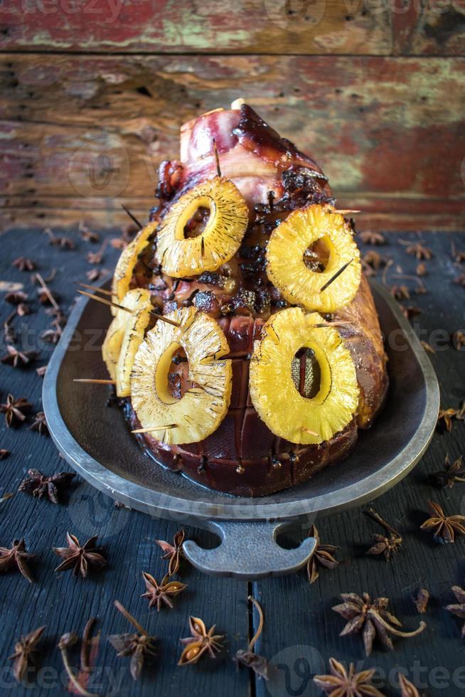 gekochter Thanksgiving-Schinken mit Ananasscheiben und Gewürzen foto