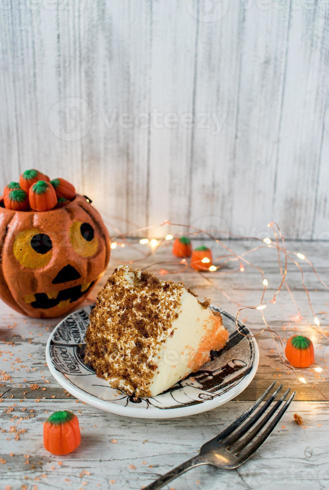 Halloween-Gewürzkuchenstück mit Lichtern und Dekorationen foto