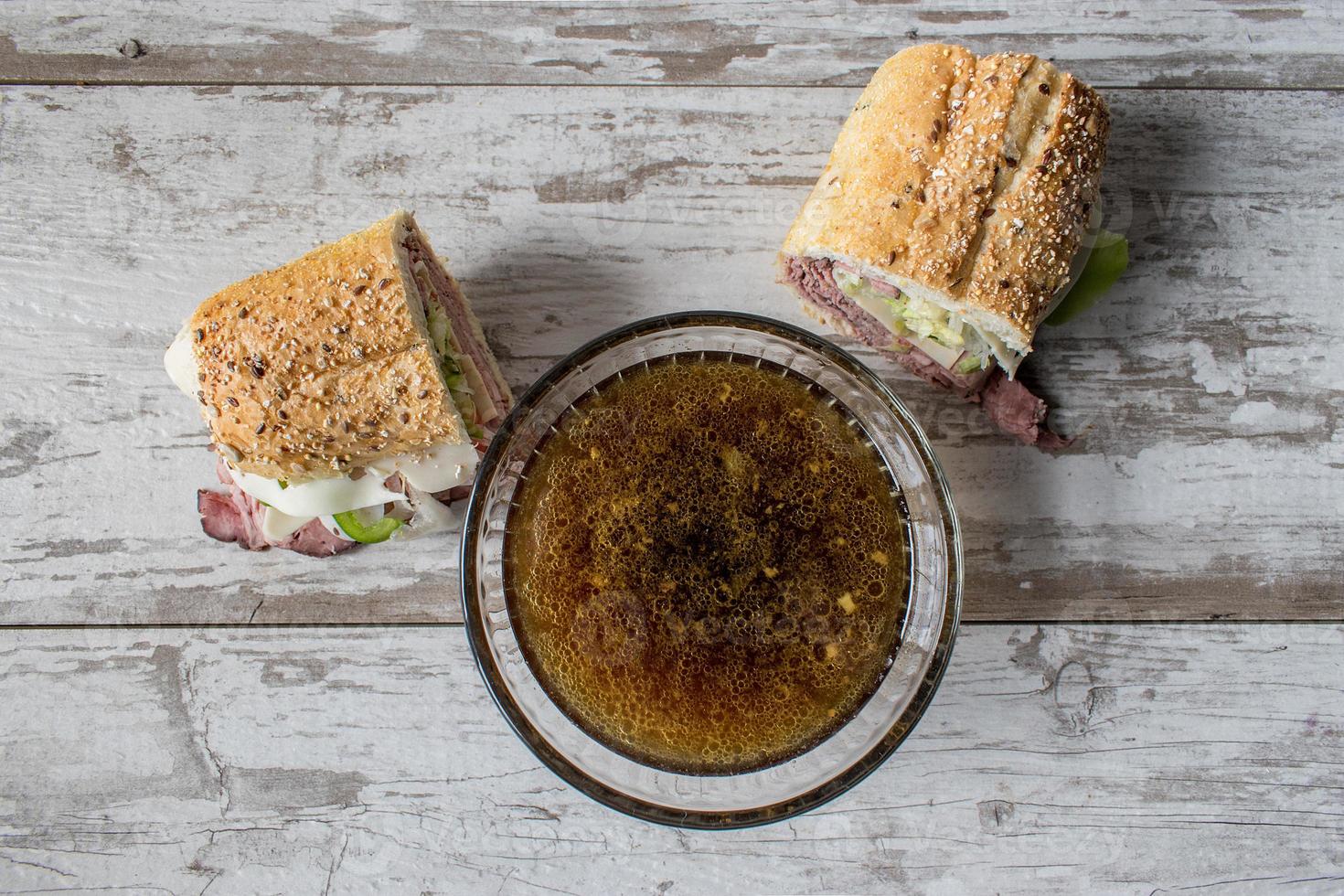 Roastbeef-Sandwich mit französischem Zwiebeldip Rinderbrühe flach liegend foto