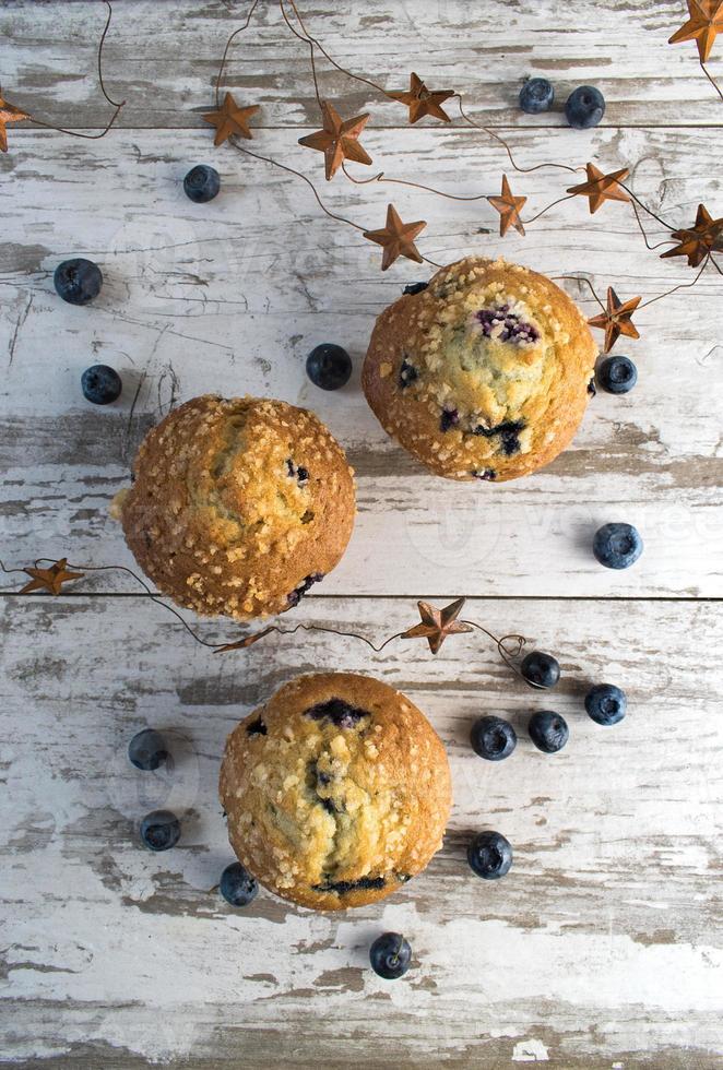 hausgemachte Blaubeermuffins auf rustikalem Holz Draufsicht foto